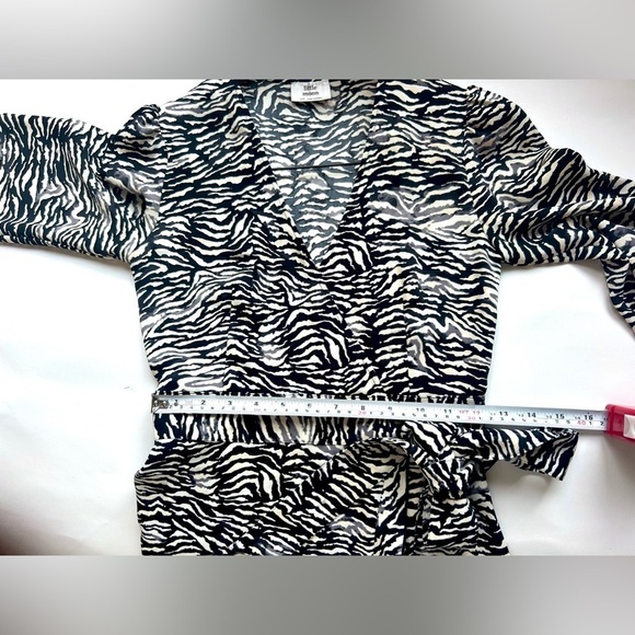 Aritzia Little Moon Dress Julep Dress Long-sleeve ruffle wrap dress print - Picture 3 of 5